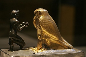 Taharqa térdel a Sólyomisten előtt a Louvre-ban