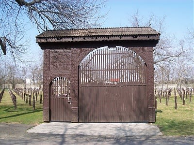 A Nemzeti Panteon elé faragott székelykapu<br/>
Felirata: 'Csak magyar lélekkel léphetsz át ezen a kapun'<br/>
Tisztelettel kérem ugyanezt a honlapra belépéskor is!